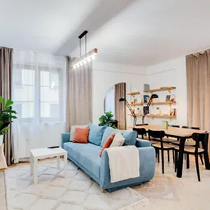 Modern Italia - 100m Main Square - Parking And Lift Apartment